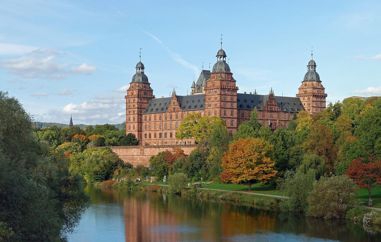 Web Design Aschaffenburg – Johannisburg Castle, Gateway to the Spessart